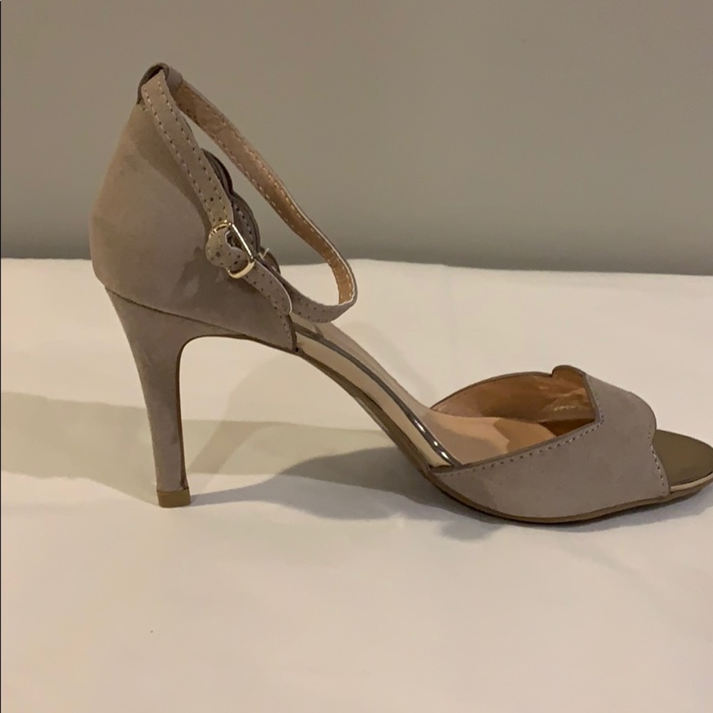 Taupe scalloped heels.